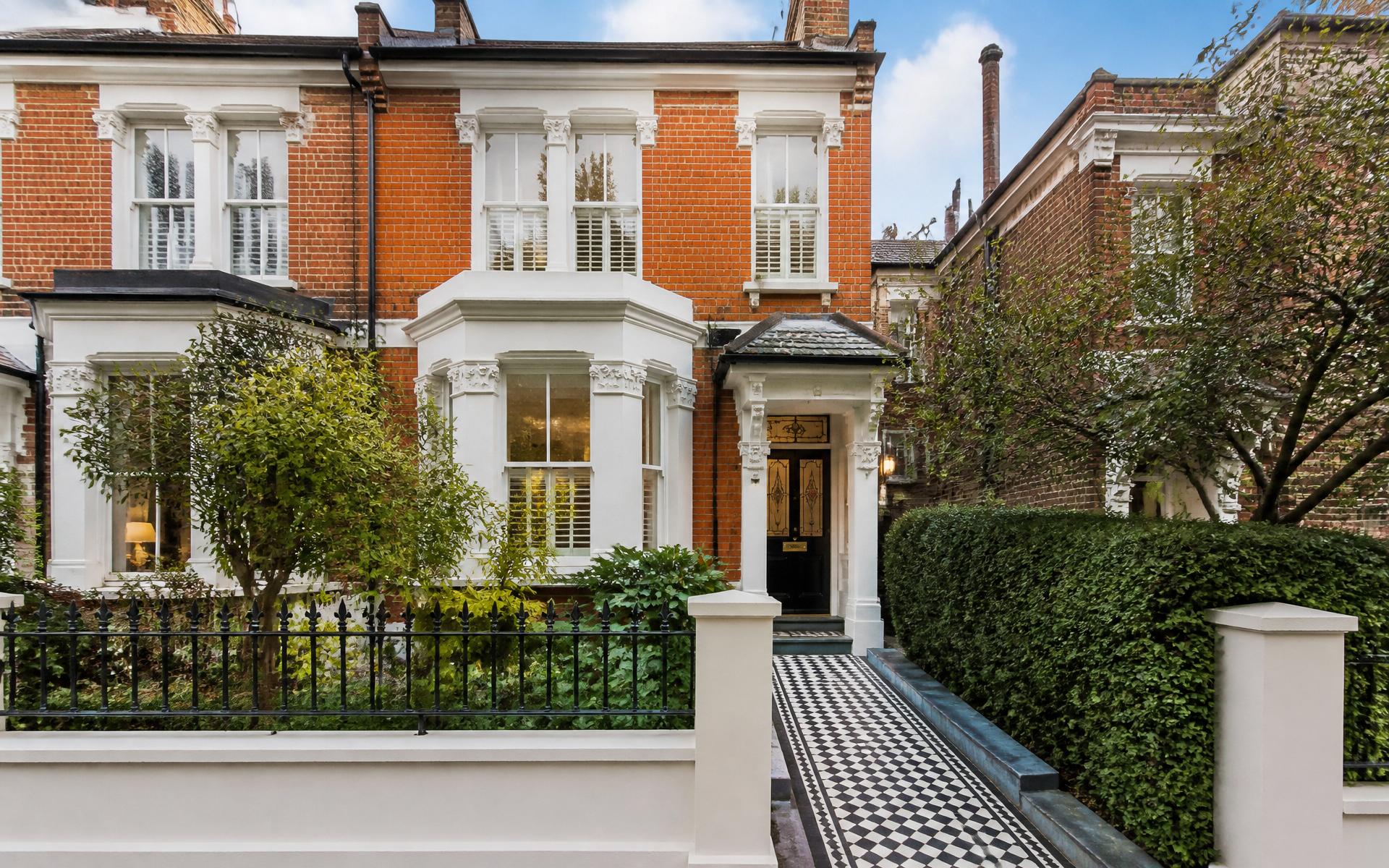 Edwardian bay-fronted London townhouse with restored white sash windows